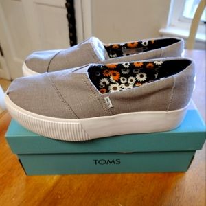 Women's Toms size 7